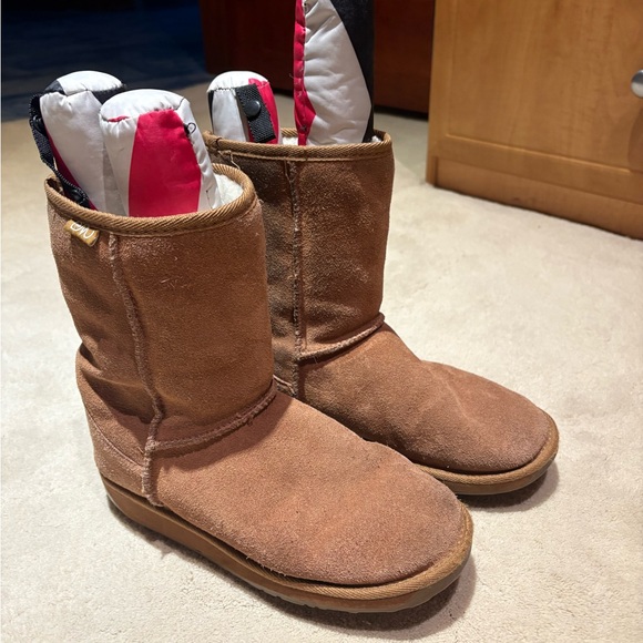 EMU Brown Suede Boots with White wool Lining - Picture 2 of 5